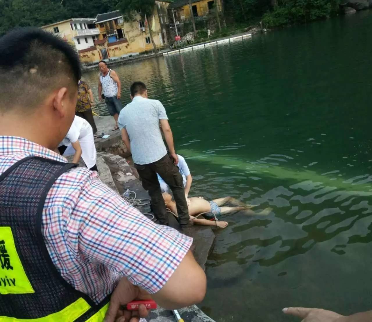 五点梅水库 15岁儿子游泳,溺亡同伴,结果两人均不幸溺亡