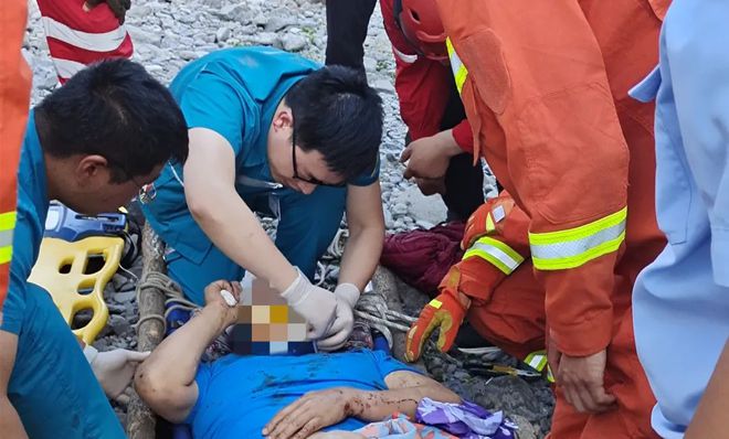 太惊险了！大连老偏岛18人出海被困直升机悬停于悬崖附近救援！