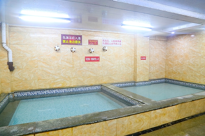 北京红栌温泉山庄22个温泉泡池给人以随心所欲