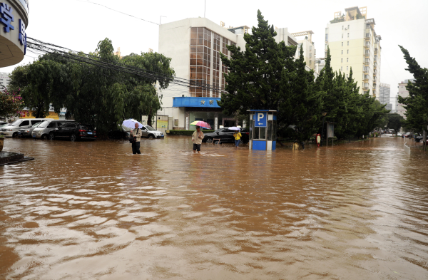 昆明暴雨致1人死亡12县56乡镇14万人受灾