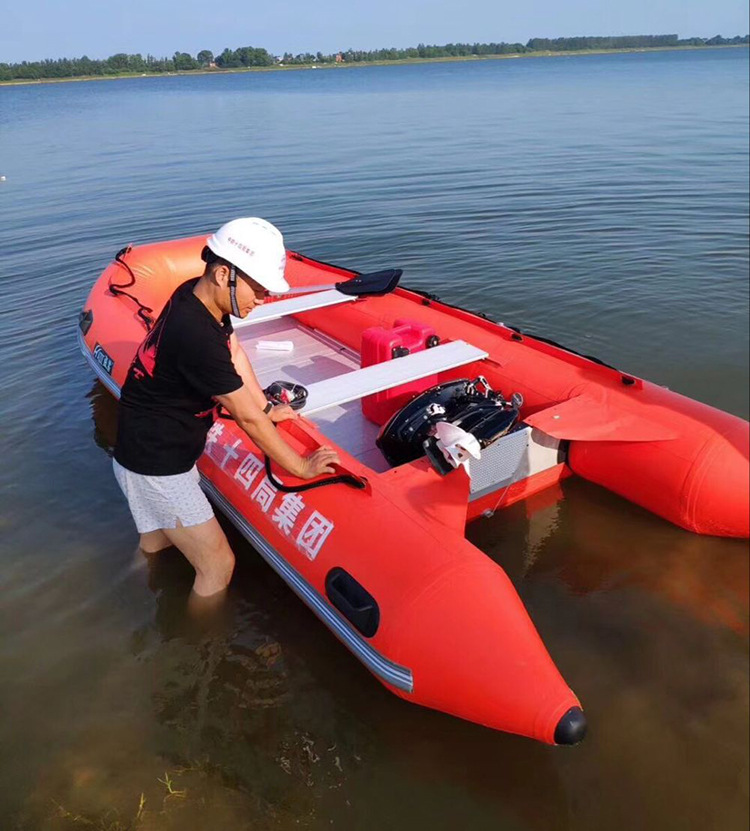 独自驾驶橡皮艇出海钓鱼遭遇发动机故障只能随风漂流