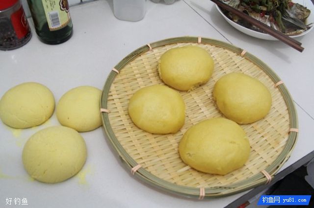 秋季野钓鲤鱼的饵料搭配技巧