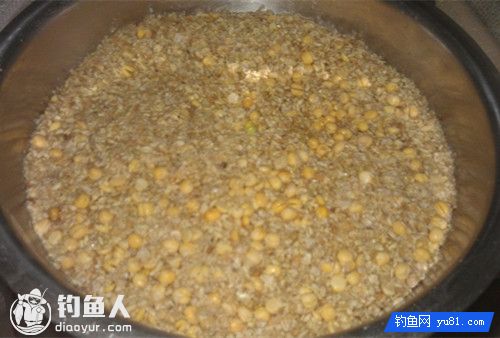 夏秋钓鲫鲤窝料及蚕豆饵的自制方法